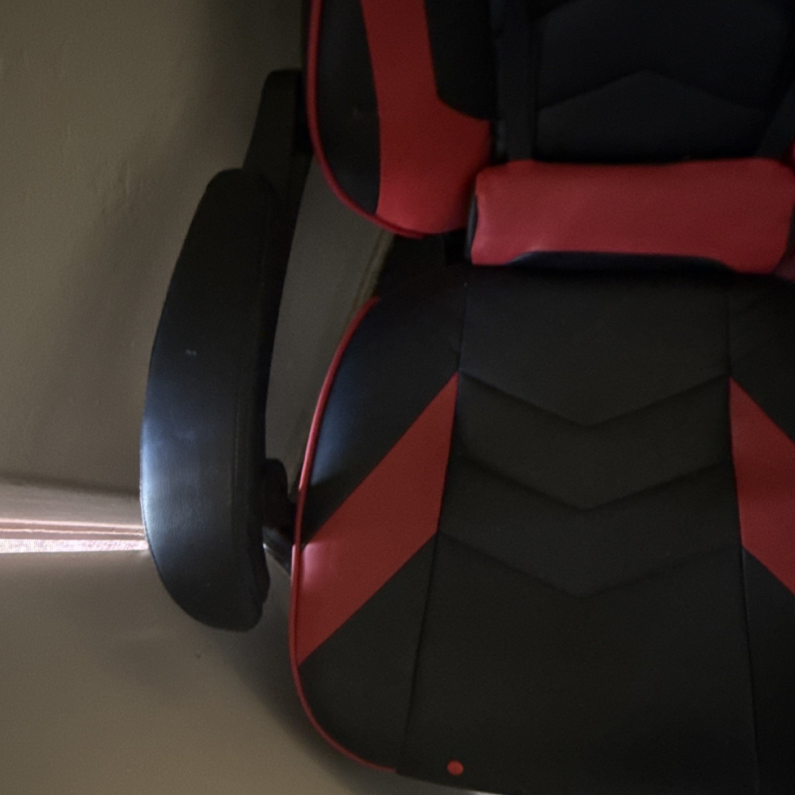 RESPAWN Gaming Chair Black Red Faux Leather Adjustable Swivel Wheels Used
