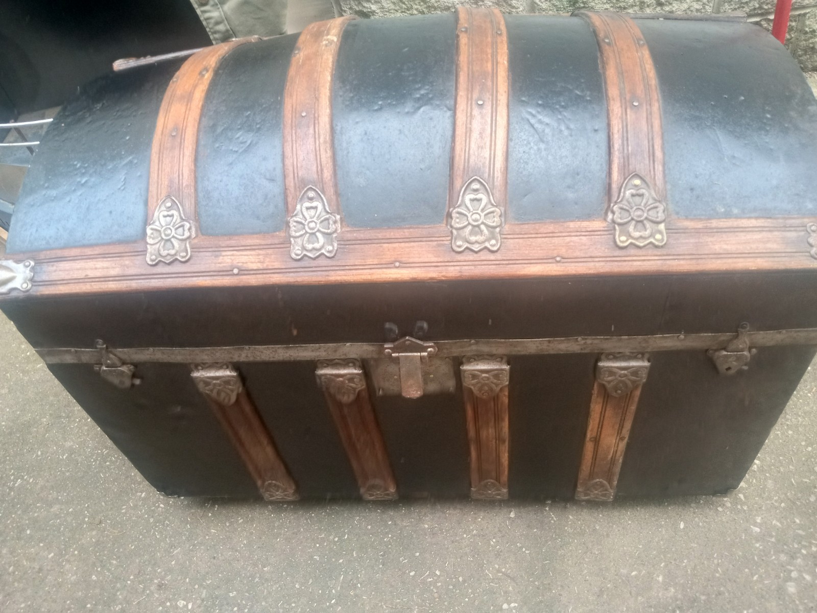 Victorian Heart Dome-Top Lockable Solid Wood Trunk Chest Black/Brown 38 in