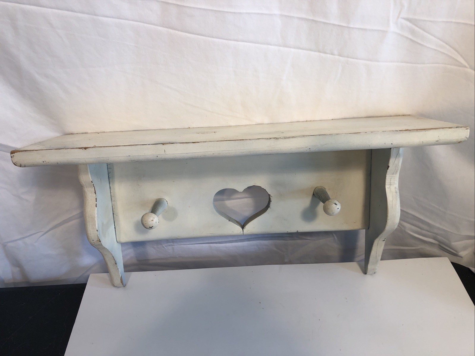 Distressed White Wall Shelf W/2Pegs And Heart