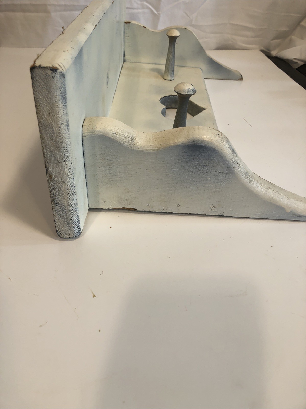 Distressed White Wall Shelf W/2Pegs And Heart