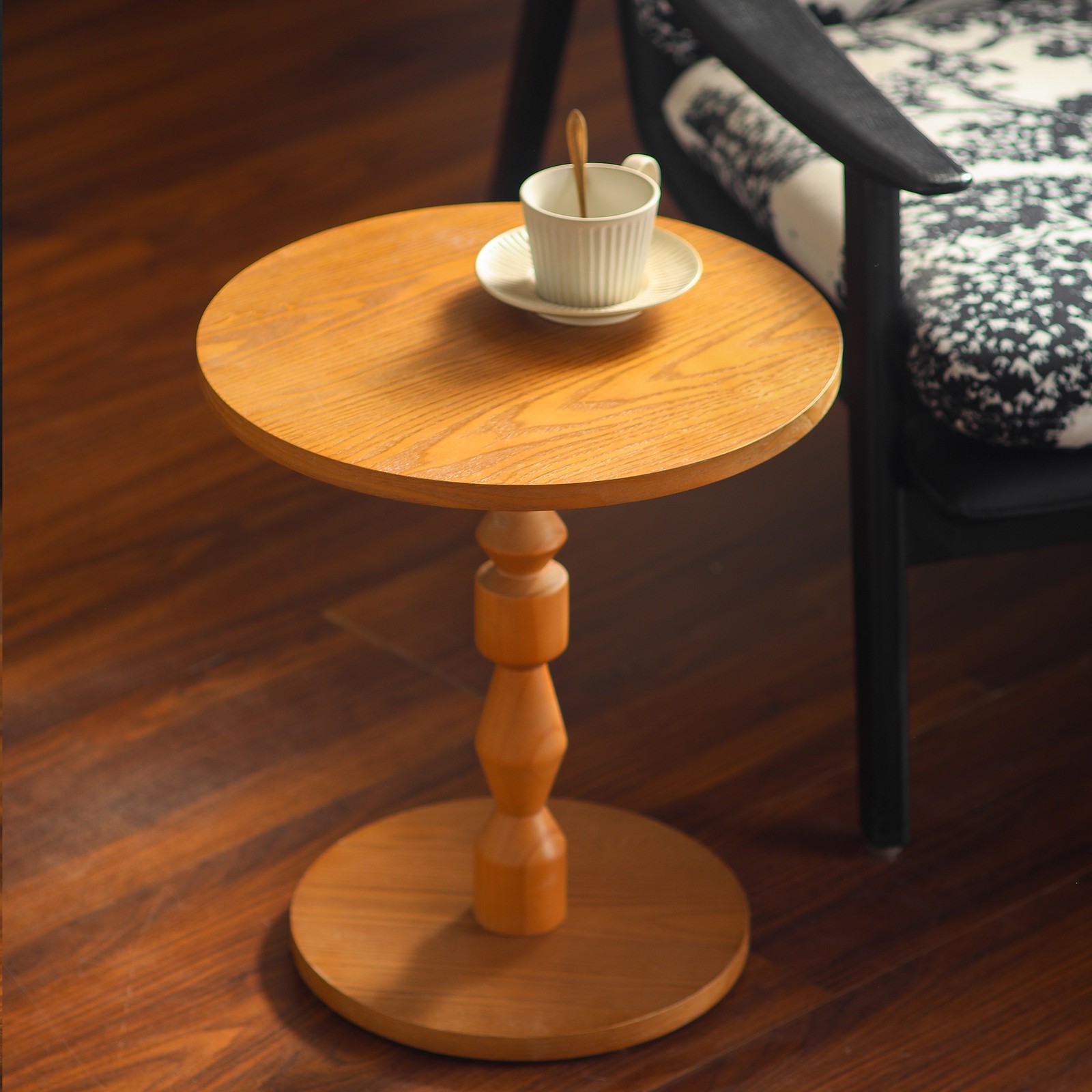 Round Side Table Light Oak MDF Top Solid Wood Spindle Leg