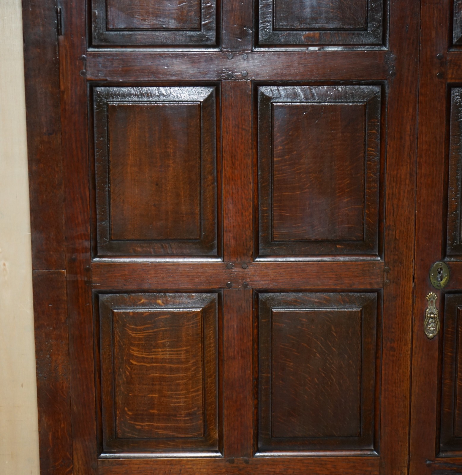 RESTORED ANTIQUE GEORGIAN CIRCA 1720 PANELLED OAK HOUSEKEEPERS CUPBOARD WARDROBE