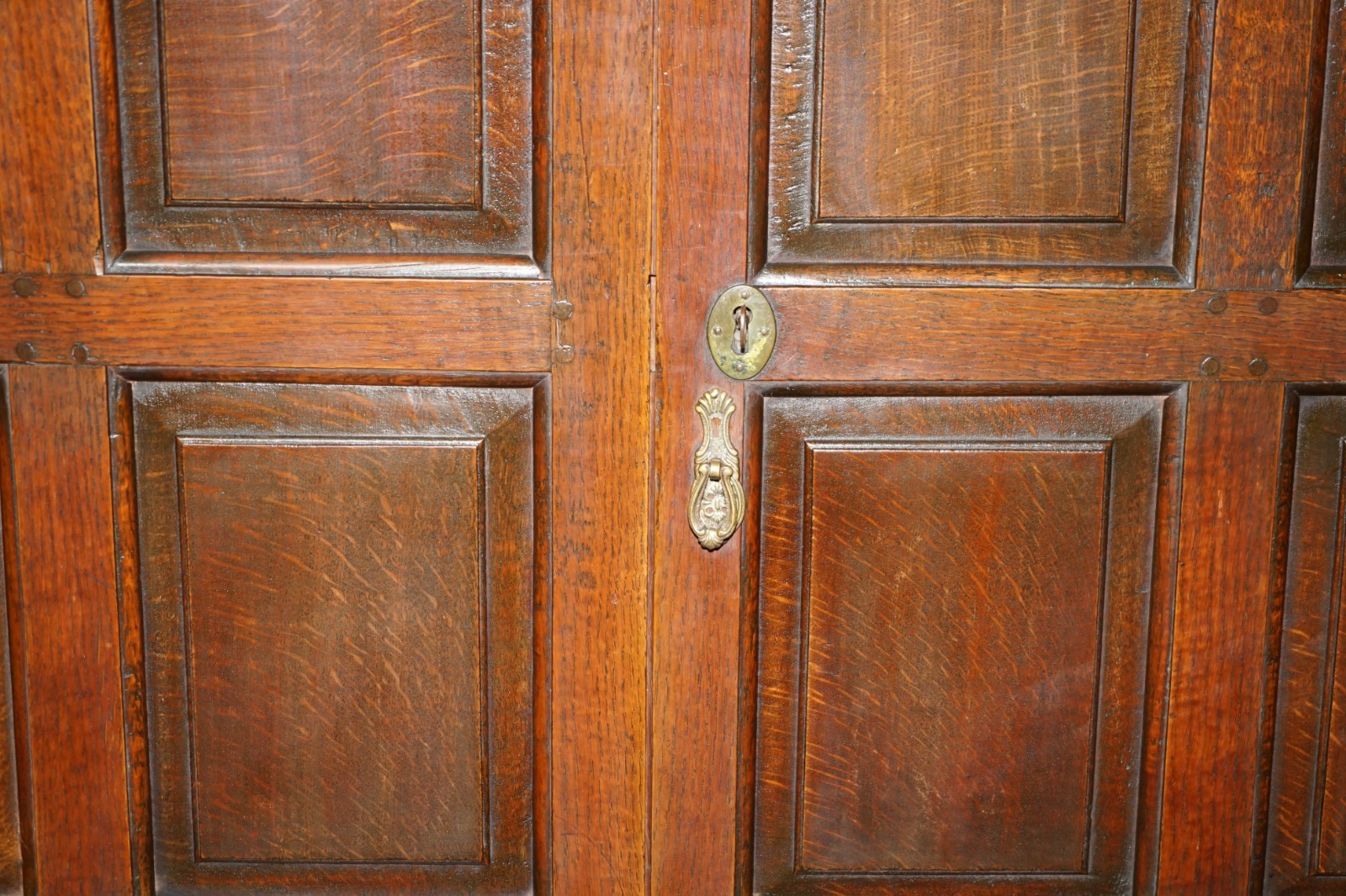 RESTORED ANTIQUE GEORGIAN CIRCA 1720 PANELLED OAK HOUSEKEEPERS CUPBOARD WARDROBE